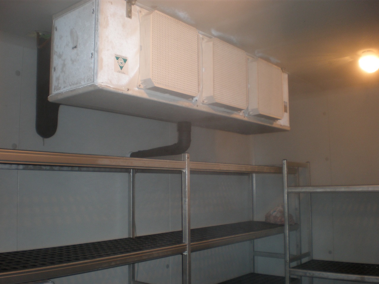 Evaporador para cámara frigorífica de congelación con estanterías de politileno en reus
