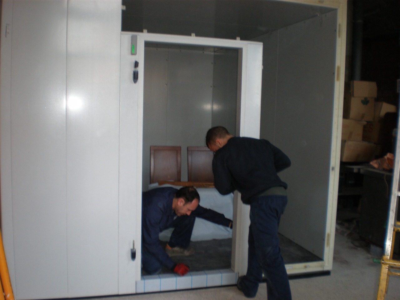 Proceso montaje cámara frigorífica panelable en Torredembarra